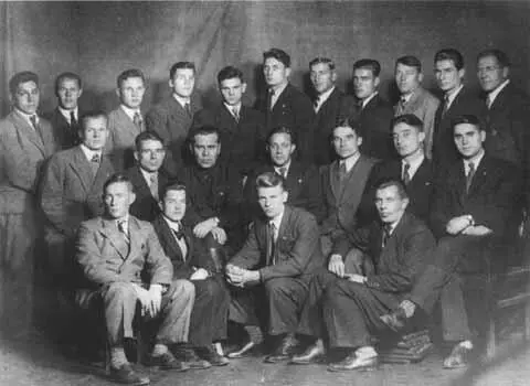 Братья Старостины в Спартаке в 1936 году В среднем ряду второй слева - фото 12
