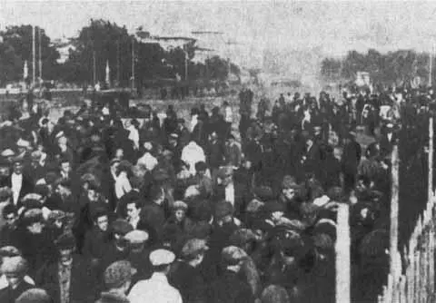 Перед матчем У стадиона Пищевик позднее стадион Юных пионеров 1926 г - фото 22