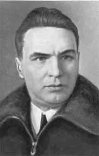 Валерий Чкалов Михаил Калинин слева награждает Николая Старостина орденом - фото 24