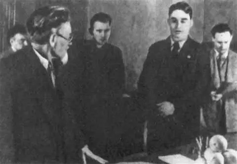 Михаил Калинин слева награждает Николая Старостина орденом Ленина второй - фото 25