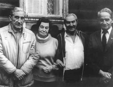 Слева направо Андрей Вера Петр Николай Старостины 1980е гг Актриса - фото 49