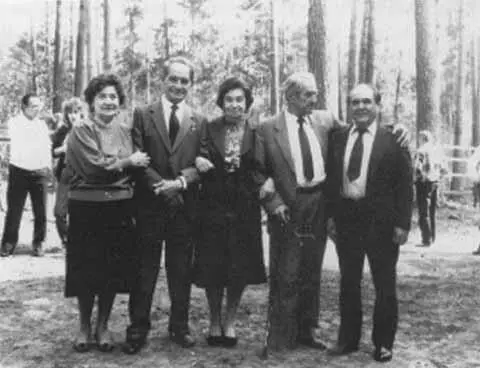 На прогулке Слева направо супруга Петра Зоя Николай Вера Петр Старостины - фото 51