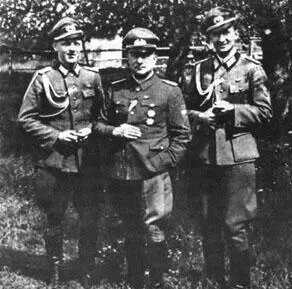 Б А Смысловский со своими адъютантами Г П Нероновым слева и А И - фото 27