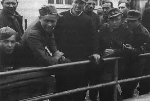 Военнослужащие 1й РНА после интернирования В ту же ночь со 2 на 3 мая 1945 - фото 33