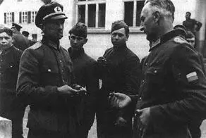Подполковник Н Бобриков с сослуживцами и подчиненными Шелленберг май 1945 г - фото 35