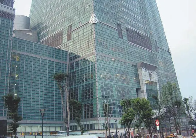 Подножие Taipei 101 и толпы народа Солнце садится в 1832 через 15 минут - фото 71