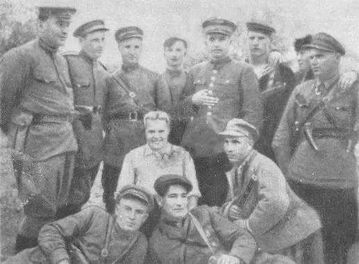 Начальник нашего центра И Н Черный с группой партизан стоит пятый слева - фото 11