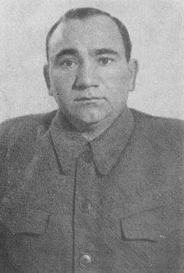 Командир отрядов М С Корчев Хочинский партизан Адам Левкович Я молча - фото 18