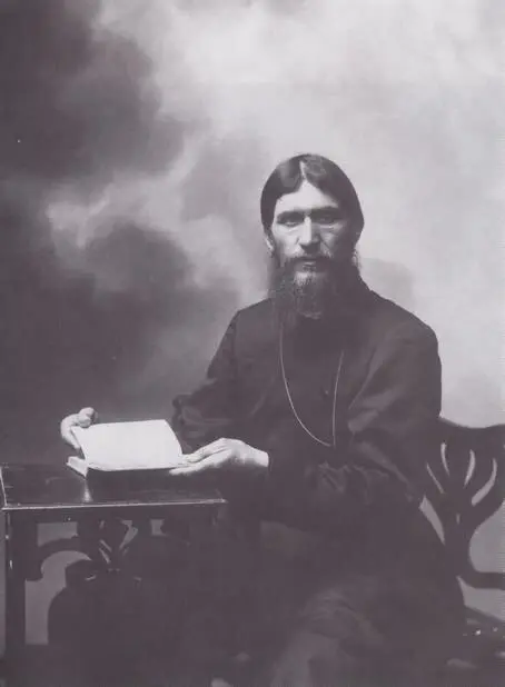 Григорий Распутин за чтением книги Фотография ателье Буллы 1910 г - фото 13