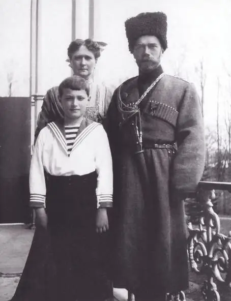 Императорская чета и Цесаревич Алексей на балконе Александровского дворца - фото 28
