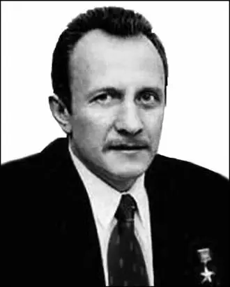Капитан 1 ранга Герой Советского Союза Родился 28 января 1957 года в деревне - фото 204