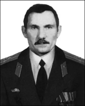 Полковник военной разведки Герой Российской Федерации В 1972 году окончил - фото 227