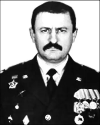 Полковник Герой Российской Федерации В 1979 году окончил Рязанское высшее - фото 249