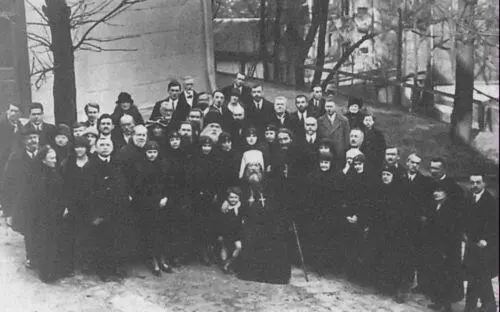 На Сергиевском подворье На заднем плане в центре БК и В А Зайцевы - фото 18