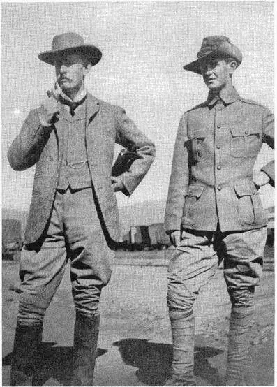 Э Каннингхэм в юности в 1897 г будучи кадетом вверху в 1900 г с отцом - фото 4