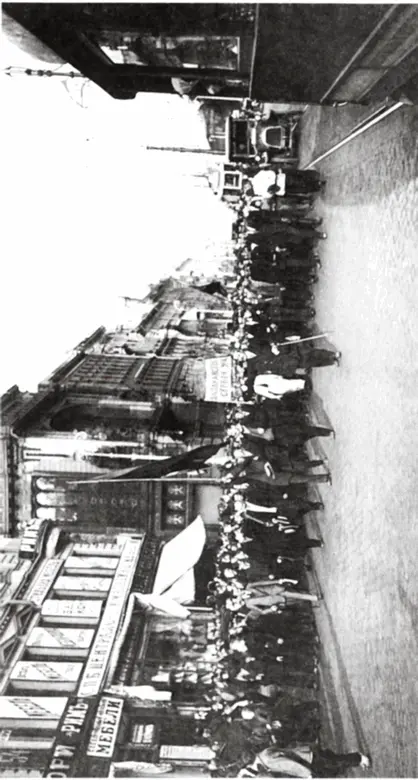 Манифестация на Невском проспекте 28 июля 1914 г Столичный телеграф - фото 9