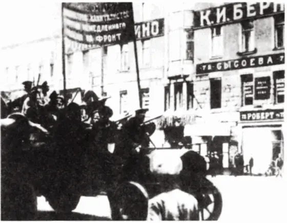 Вооруженные солдаты на улицах Петрограда в июльские дни 1917 г Разгром - фото 30