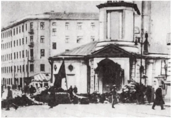 Баррикады в Москве на Остоженке в октябрьские дни 1917 г Братание на - фото 37