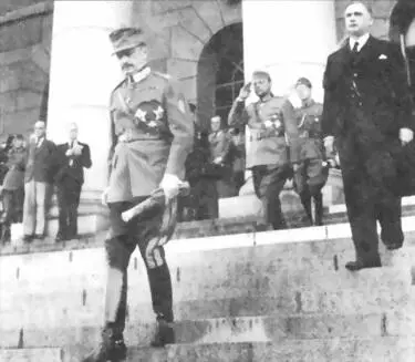 4 августа 1944 г Маннергейм выходит из здания парламента после утверждения его - фото 44