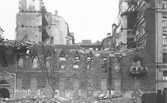 Руины Дома сказки после пожара 1943 г Фото 1943 г Во время пожара в огне - фото 182