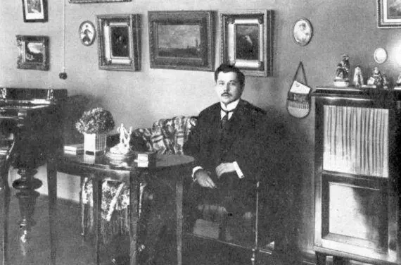 Художник КА Сомов в интерьере квартиры родового дома Фото 1900 г Анюта - фото 192