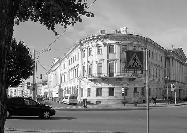 В доме Адамини со стороны Марсова поля располагалось знаменитое петербургское - фото 156