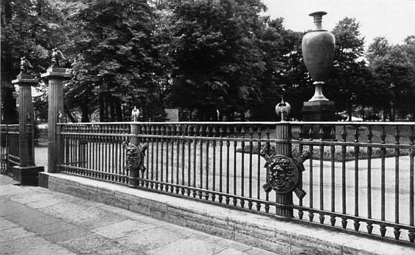 Ограда Летнего сада со стороны Мойки У молодежи в дореволюционные времена - фото 66