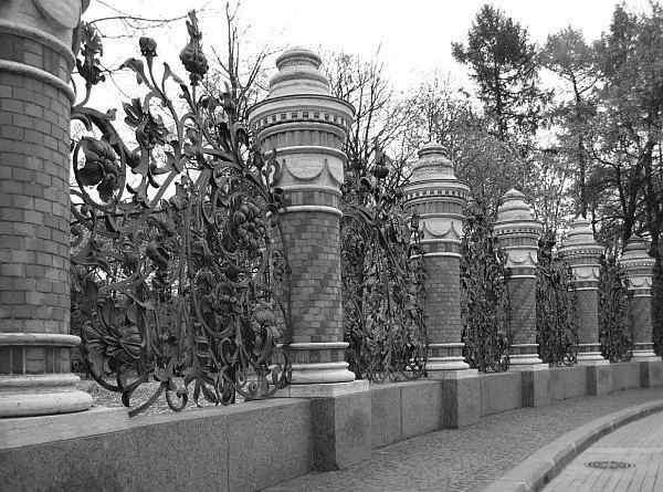 Решетка Михайловского сада Он родился в 1904 году в деревне Костыри - фото 91
