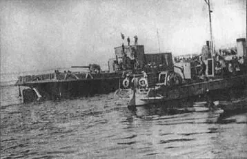 Эсминец типа Прыткий сзади плавбатарея Серёжа Авиабаржа Коммуна 1918 - фото 96