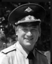 Начальник космодрома Байконур генераллейтенант Л T Баранов служит на - фото 18