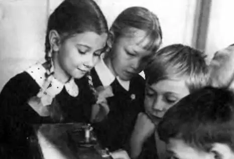 На занятиях кружка Дворца пионеров 1971 г Память о традициях революции - фото 39