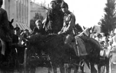 Память о традициях революции 1967 г Летчиккосмонавт В М Комаров среди - фото 40