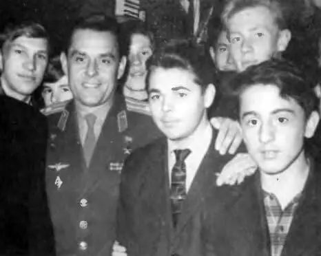 Летчиккосмонавт В М Комаров среди старшеклассников 174й школы города - фото 41