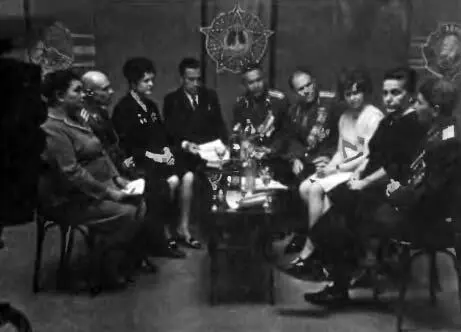 На городской студии телевидения идет передача Первый день мира 9 мая 1969 г - фото 58