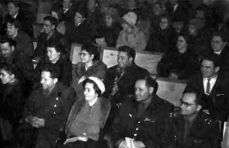 Большой зал Дома офицеров Зрители спектакля Погоня за счастьем Январь - фото 62