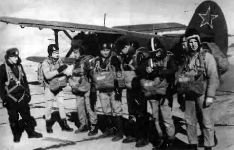 Гарнизонная команда парашютистов 1966 г С Орбей В Харитонов Н Лысов Г - фото 82