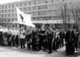 Участники традиционной Гагаринской эстафеты Памятникобелиск на могиле героя - фото 90