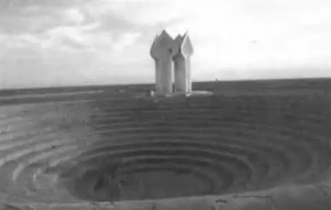 Памятникобелиск на могиле героя казахского эпоса КоркытАта в 20 км от - фото 91
