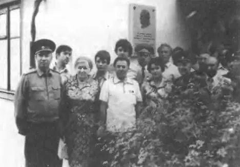 У домика С П Королева А С Сечкин А Дружинин первая жена С П Королева - фото 94