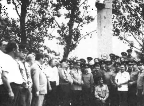 Ветераны у обелиска в день 25летия полигона 1980 г А Г Захаров К В - фото 108