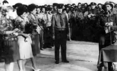 1я площадка Перед полетом Чайки свои стихи читает сержант Блынских Июнь - фото 127