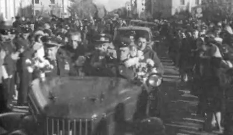 Жители космодрома провожают экипаж Восхода в Москву Октябрь 1964 г - фото 129