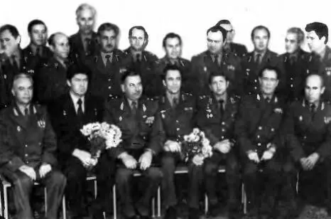 Встреча с космонавтами после полета Союза37 Октябрь 1980 г 1й ряд В - фото 149