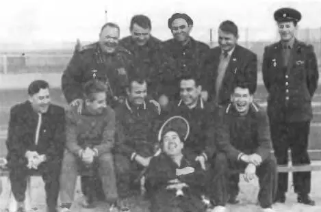 Фотография на память с экипажем Восхода2 Март 1965 г 1й ряд Ю А - фото 160