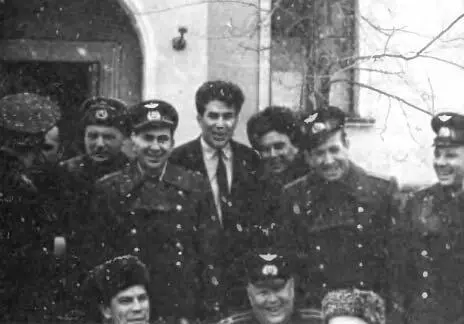 Фотография на память с экипажем Восхода2 Март 1965 г 1й ряд Ю А - фото 161