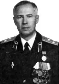Родился в ноябре 1939 г Закончил Военноморское Нахимовское училище в Риге - фото 174