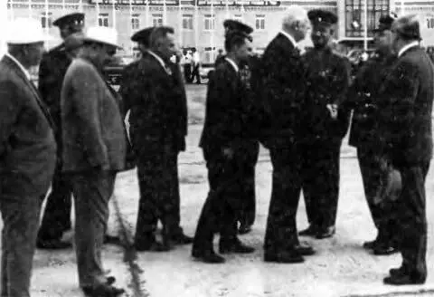 Встреча на аэродроме Крайний Президента Франции Шарля де Голля Июль 1966 г Н - фото 181