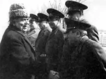 Посол Индии в СССР Нурул Хасан на космодроме Апрель 1984 г В мае 1987 г - фото 198