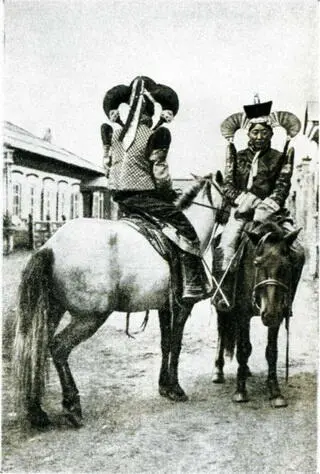 Нарядные монголки на улице в УланБаторе Нарядные монголки возле юрты - фото 36