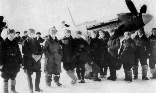 Летчики 154го АИП на аэродроме у д Плеханово Зима 1942 г Похороны - фото 10